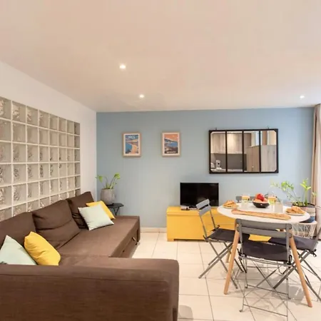 Apartment Cosy 32M- In The Historical Centrenear Beach *