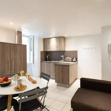 Apartment Cosy 32M- In The Historical Centrenear Beach *